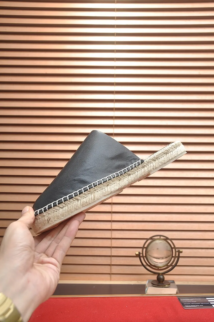 Men's men's shoes 💰540💶【𝐥𝐨𝐫𝐨 𝐏𝐢𝐚𝐧𝐚】lp classic loafers, an Italian treasure brand, the only brand that can match Hermès! Only after wearing it do we realize that we cannot let down our feet. The upper is imported cashmere, the lining of water-dyed cowhide ➕ the cowhide feet, the official original glass rubber outsole, and the pendant. Exclusive original packaging (tag ➕ brand paper ➕ outer box ➕ hand bag) code number: 38-45